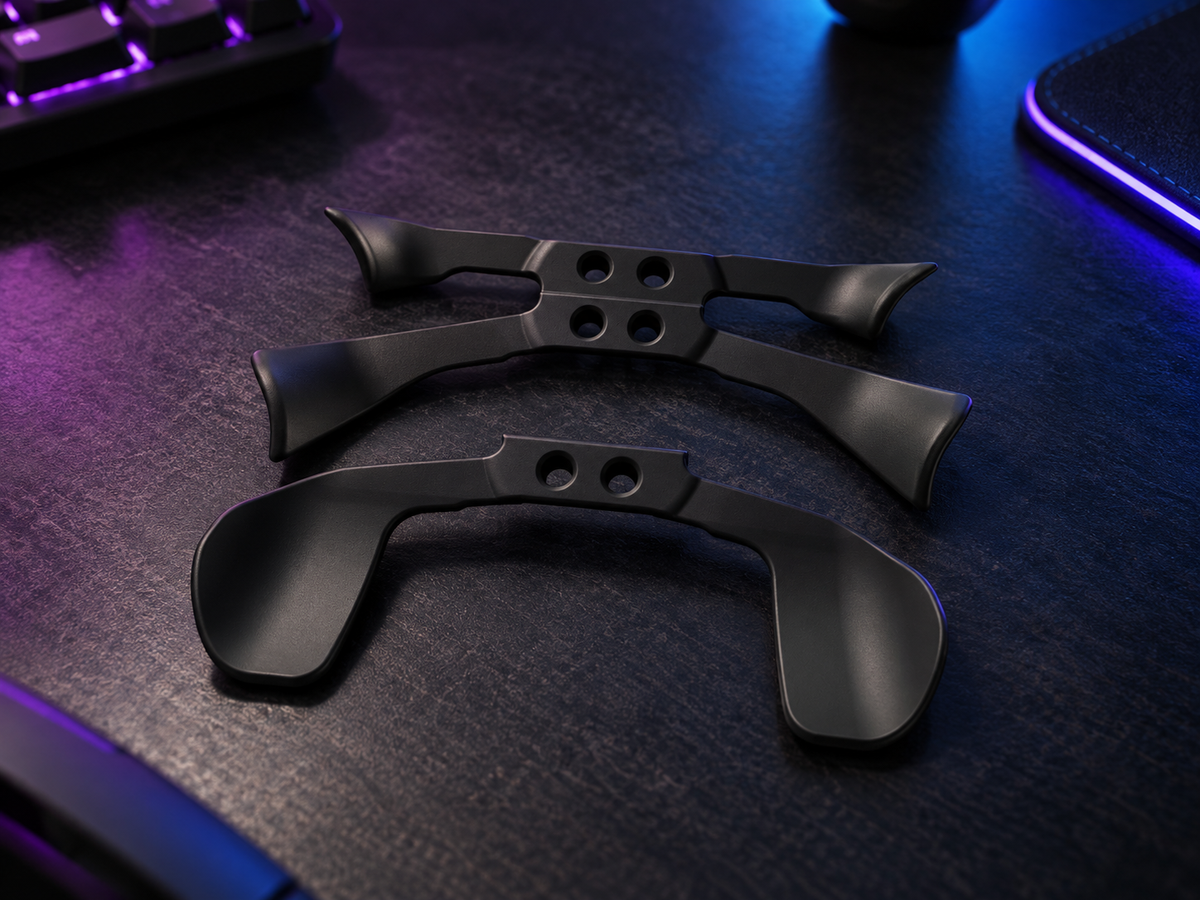 Joueur tenant une manette Rocket Games MW4